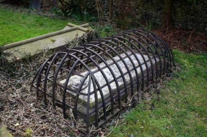370-zombie-grave-cage
